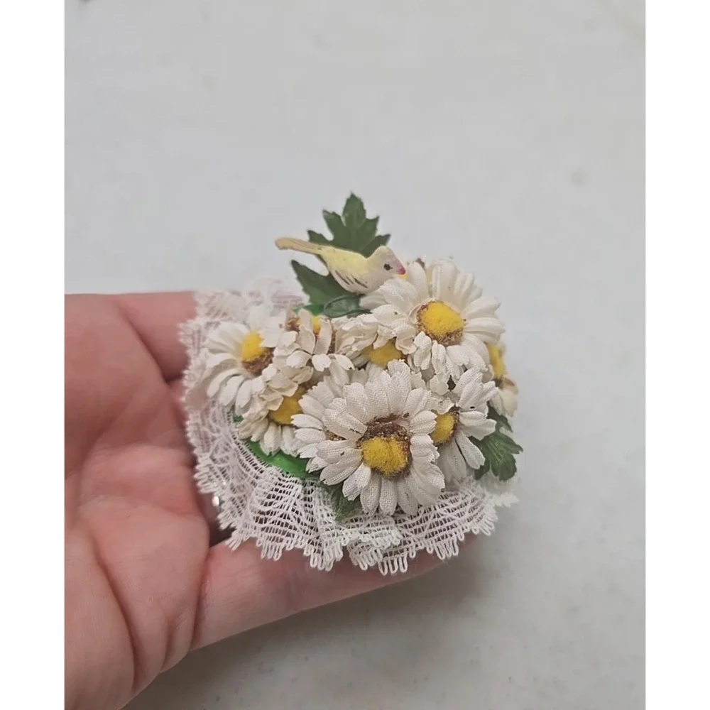 Vintage 1960s White Miniature Birds Daisies‎ Flower Bouquet Fashion Pin Brooch
